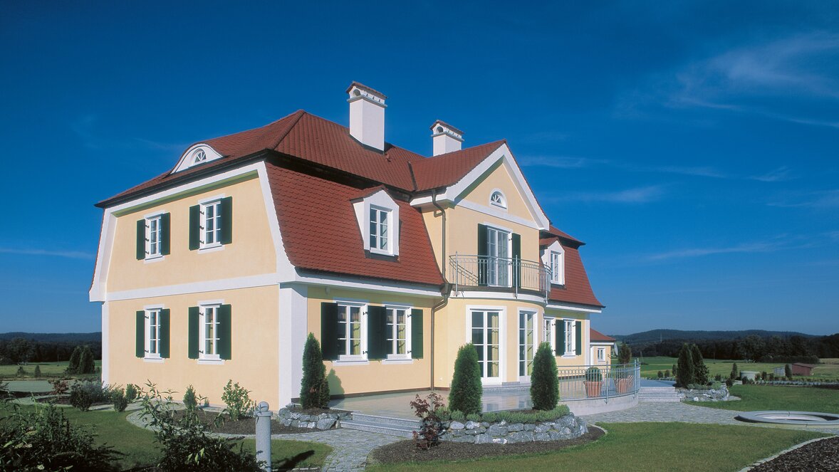 Gauben und Terrassenansicht von traditioneller Landhausvilla