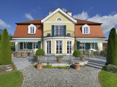 Terrassenansicht von Traditioneller Landhausvilla