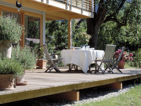 eingedeckter Tisch auf Terrasse