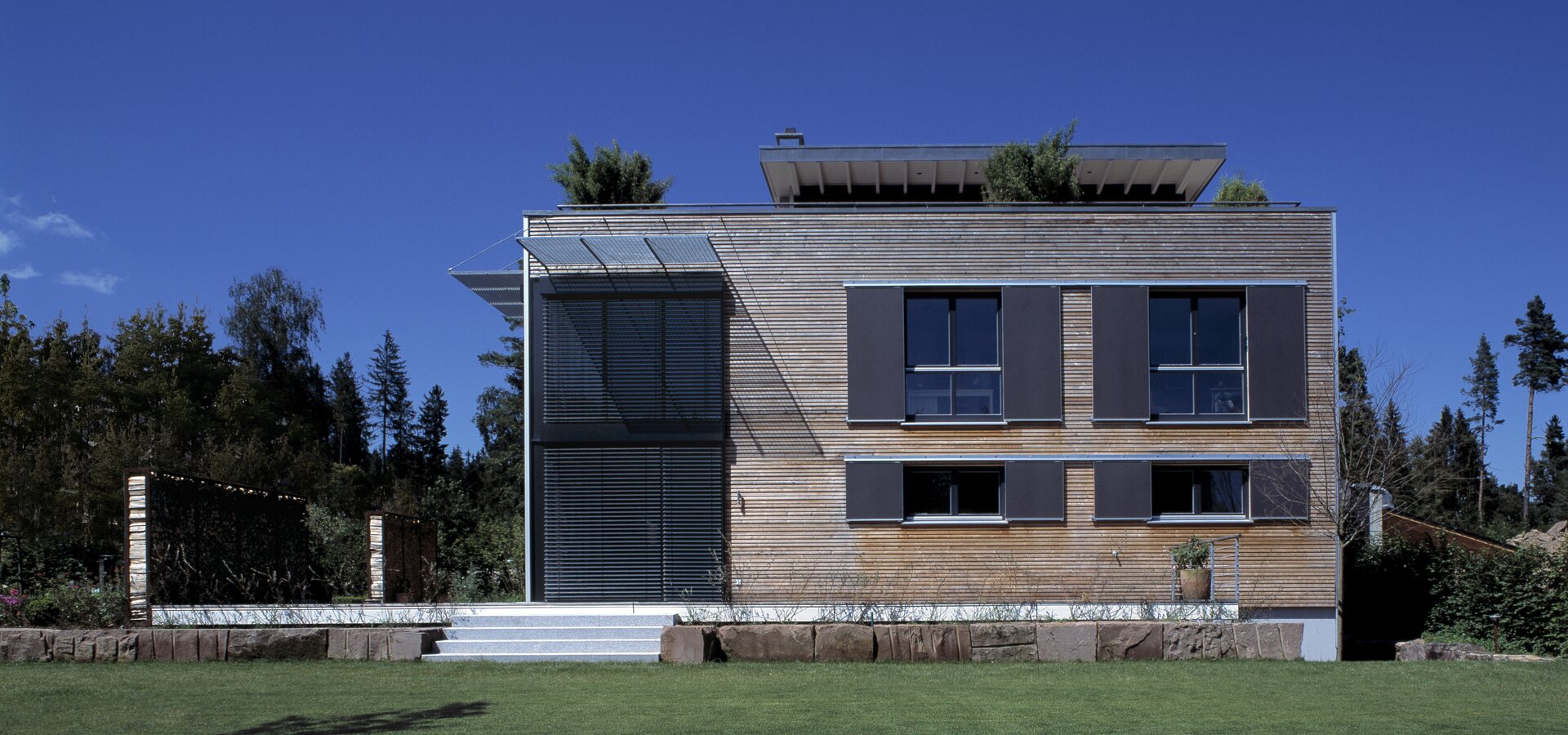 Außenansicht mit Dachgarten und Terrasse von Modern Living