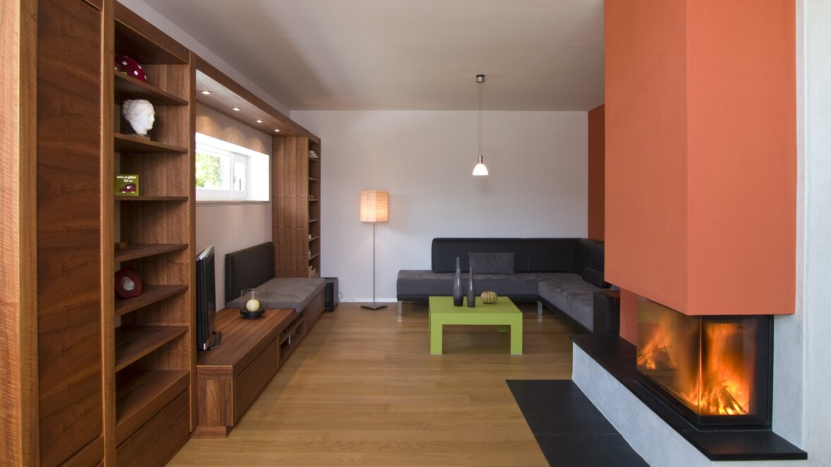 Wohnzimmer mit Kamin von Modern Living
