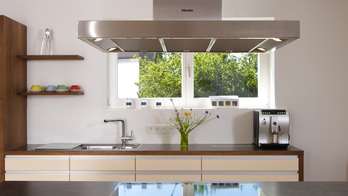 Küche mit Blick nach draußen von Modern Living