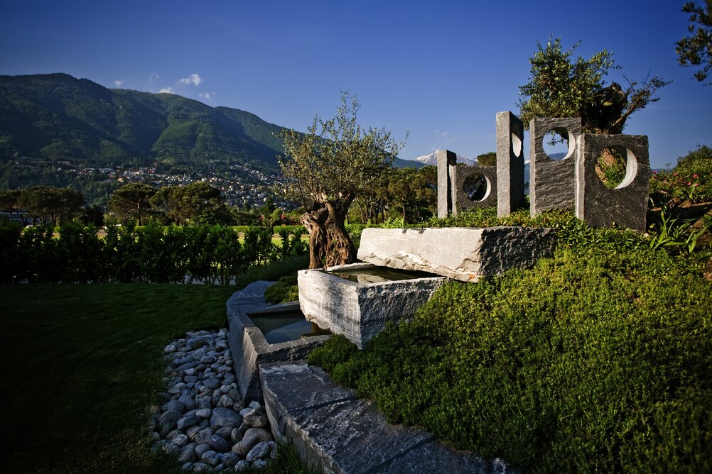 kleiner Brunnen im Garten von Tessin 