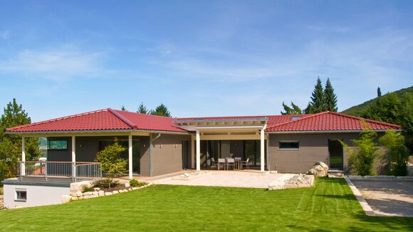 Außenansicht mit Garten von klassischer Bungalow