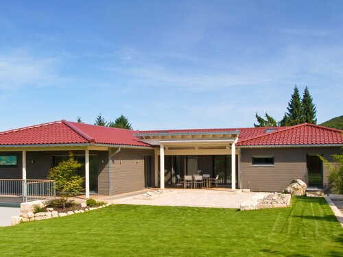 Außenansicht mit Garten von klassischer Bungalow