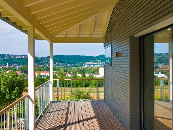 Terrasse überdacht von klassischer Bungalow