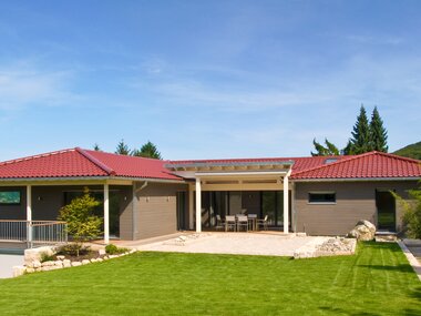 Außenansicht mit Garten von klassischer Bungalow