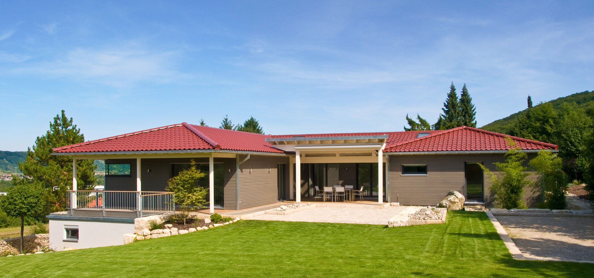 Außenansicht mit Garten von klassischer Bungalow