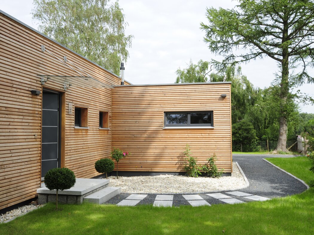 Weg zur Haustüre von moderner Bungalow