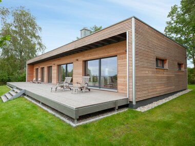 Terrassenansicht von moderner Bungalow