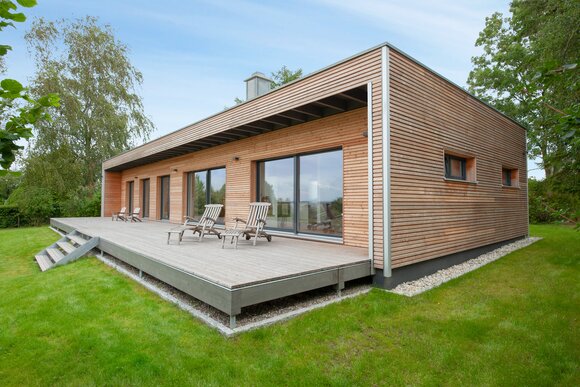 Terrassenansicht von moderner Bungalow