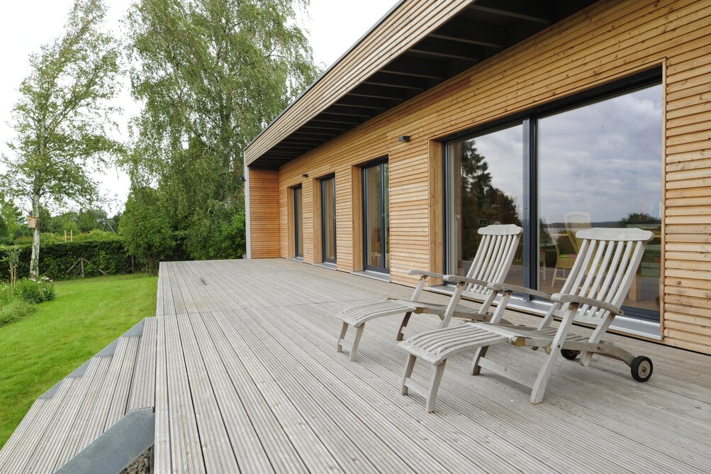 bodentiefe große Fenster von moderner Bungalow