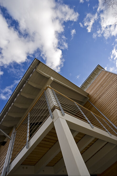 Überdachter Balkon von unten von Webb