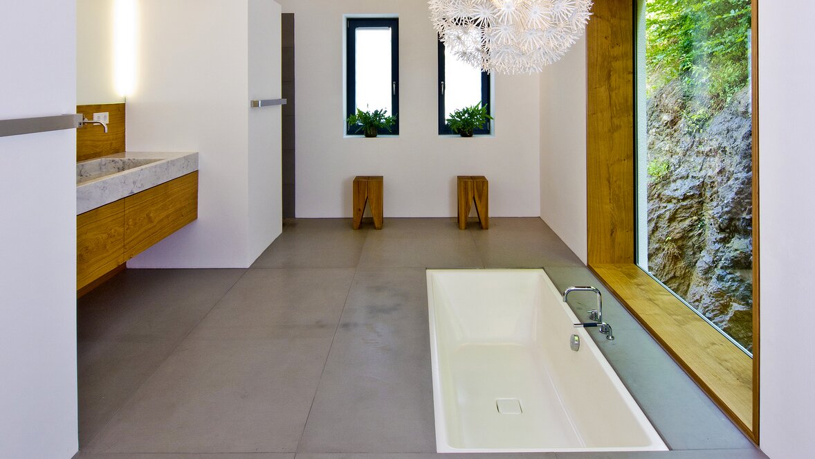 Badezimmer von Weitblick mit eingelassener Badewanne