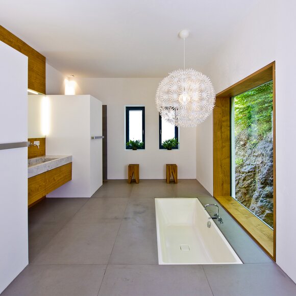 Badezimmer von Weitblick mit eingelassener Badewanne