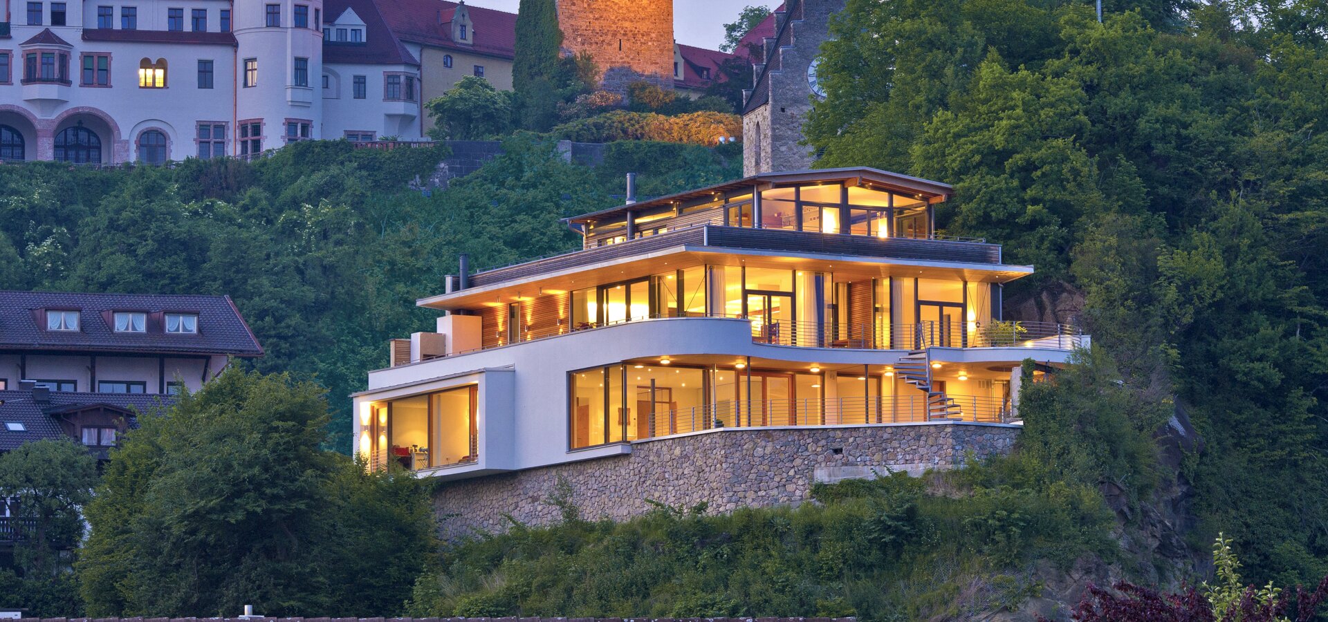 Dämmerungsaufnahme Außenansicht von Weitblick