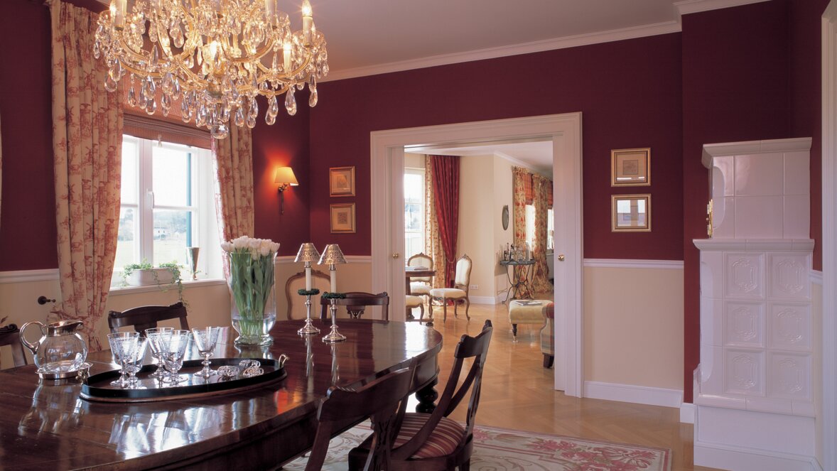 Durchgang von Essbereich zum Wohnbereich von traditioneller Landhausvilla