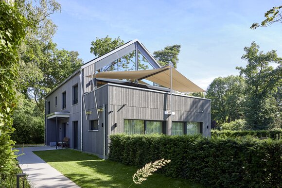 Jansen Aussenansicht mit Einfahrt