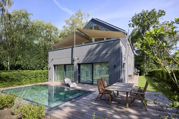 Jansen Aussenansicht mit Pool