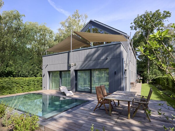 Jansen Aussenansicht mit Pool