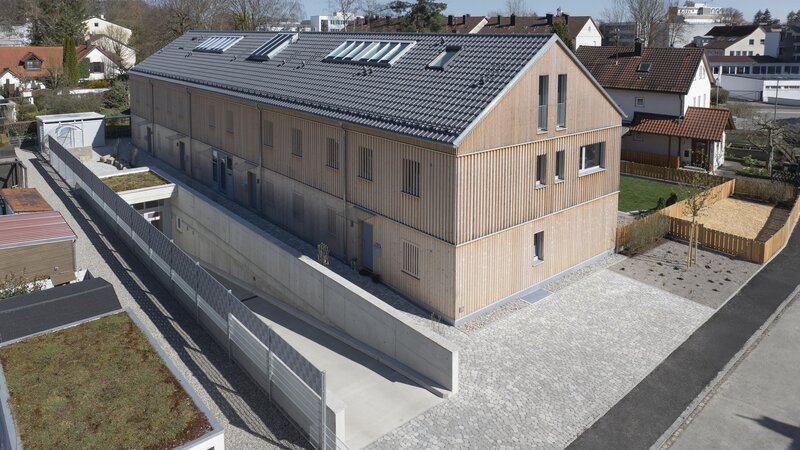 Baufritz_MFH_Haeberle_aussen_Tiefgarageneinfahrt.jpg