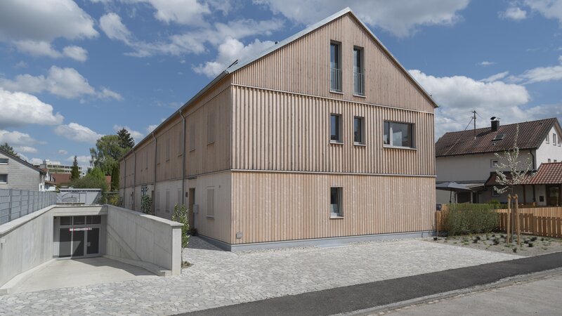 Baufritz_MFH_Haeberle_aussen_Tiefgarageneinfahrt2.jpg