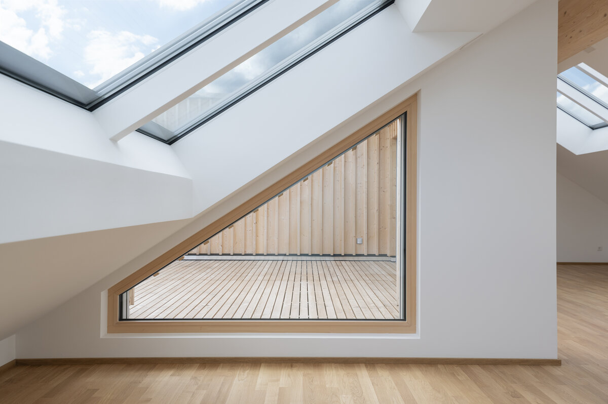 Baufritz_MFH_Haeberle_DG_Wohnung_Essbereich_Dachterrasse.jpg