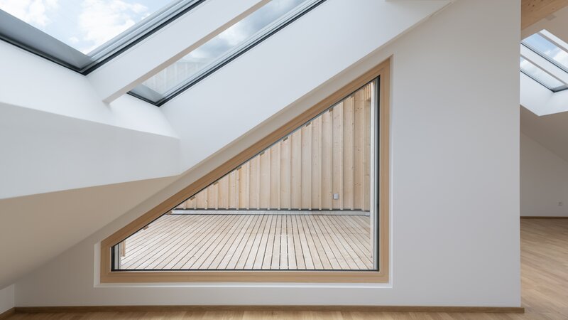 Baufritz_MFH_Haeberle_DG_Wohnung_Essbereich_Dachterrasse.jpg