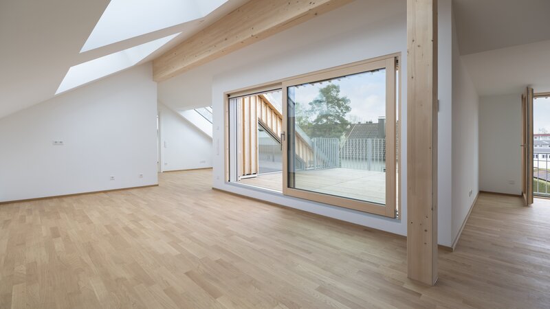 Baufritz_MFH_Haeberle_DG_Wohnung_Kueche_Terrassenzugang.jpg