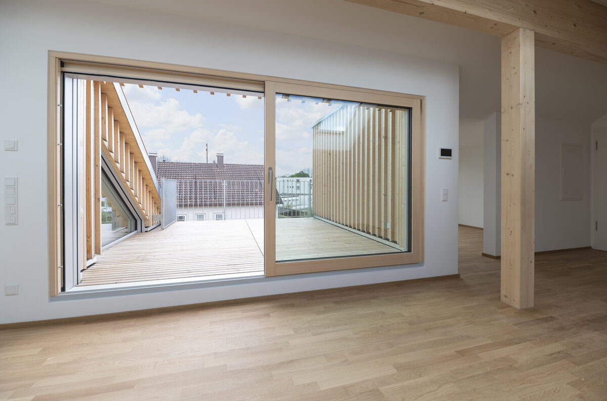 Baufritz_MFH_Haeberle_DG_Wohnung_Zugang_Terrasse.jpg