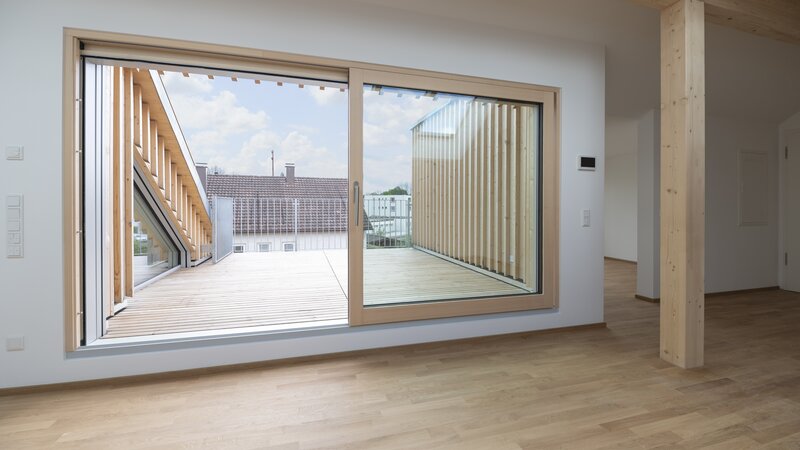 Baufritz_MFH_Haeberle_DG_Wohnung_Zugang_Terrasse.jpg
