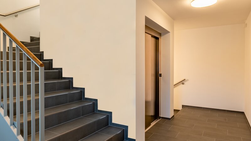 Baufritz_Lohrberg_Wohnung_MFH_Haeberle_Treppenhaus_und_Aufzug2.jpg