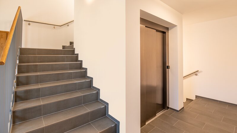 Baufritz_Lohrberg_Wohnung_MFH_Haeberle_Treppenhaus_und_Aufzug.jpg
