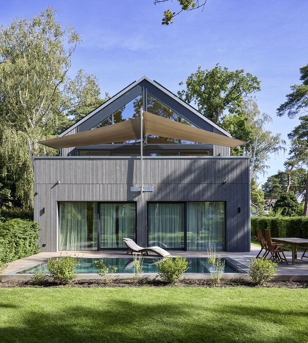 Jansen Aussenansicht mit Garten