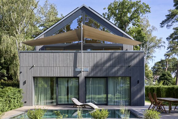 Jansen Aussenansicht mit Garten