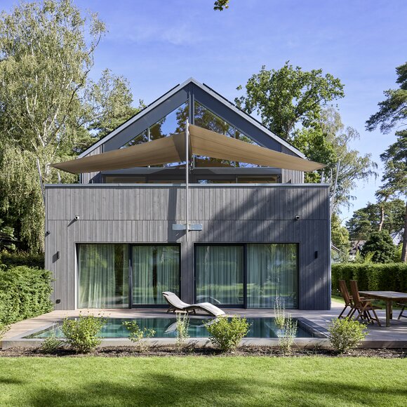 Jansen Aussenansicht mit Garten