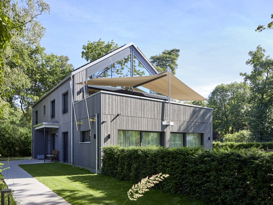 Jansen Aussenansicht mit Einfahrt