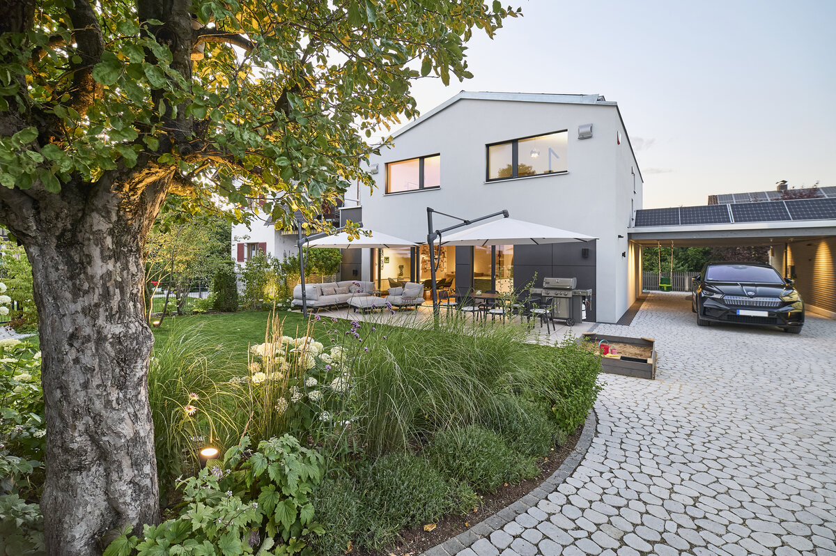 Baufritz_Velsen_Garten_Daemmerung3.jpg