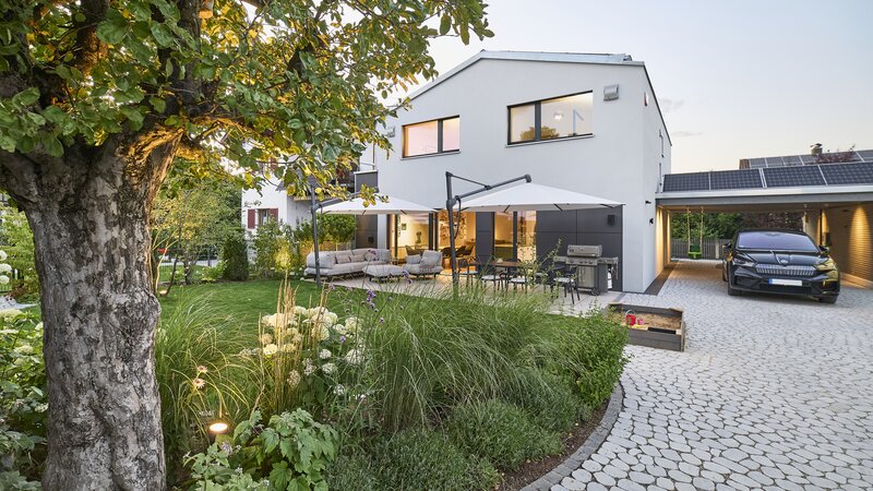 Baufritz_Velsen_Garten_Daemmerung3.jpg