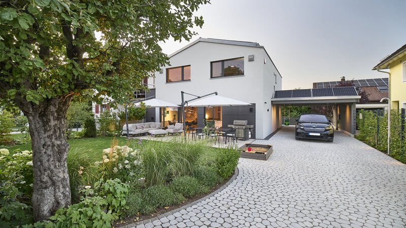 Baufritz_Velsen_Einfahrt_Daemmerung2.jpg