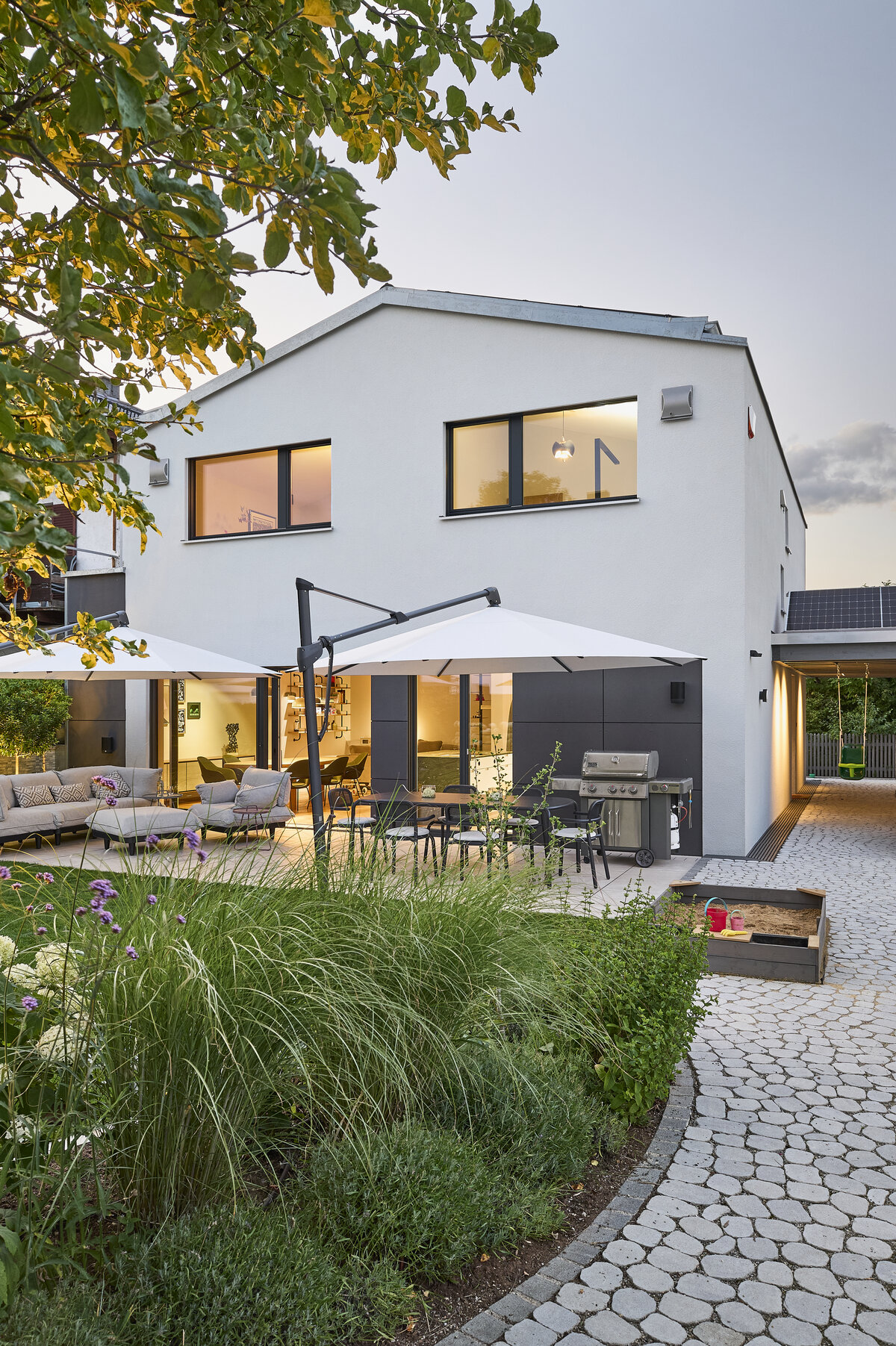Baufritz_Velsen_Garten_Daemmerung_hoch.jpg